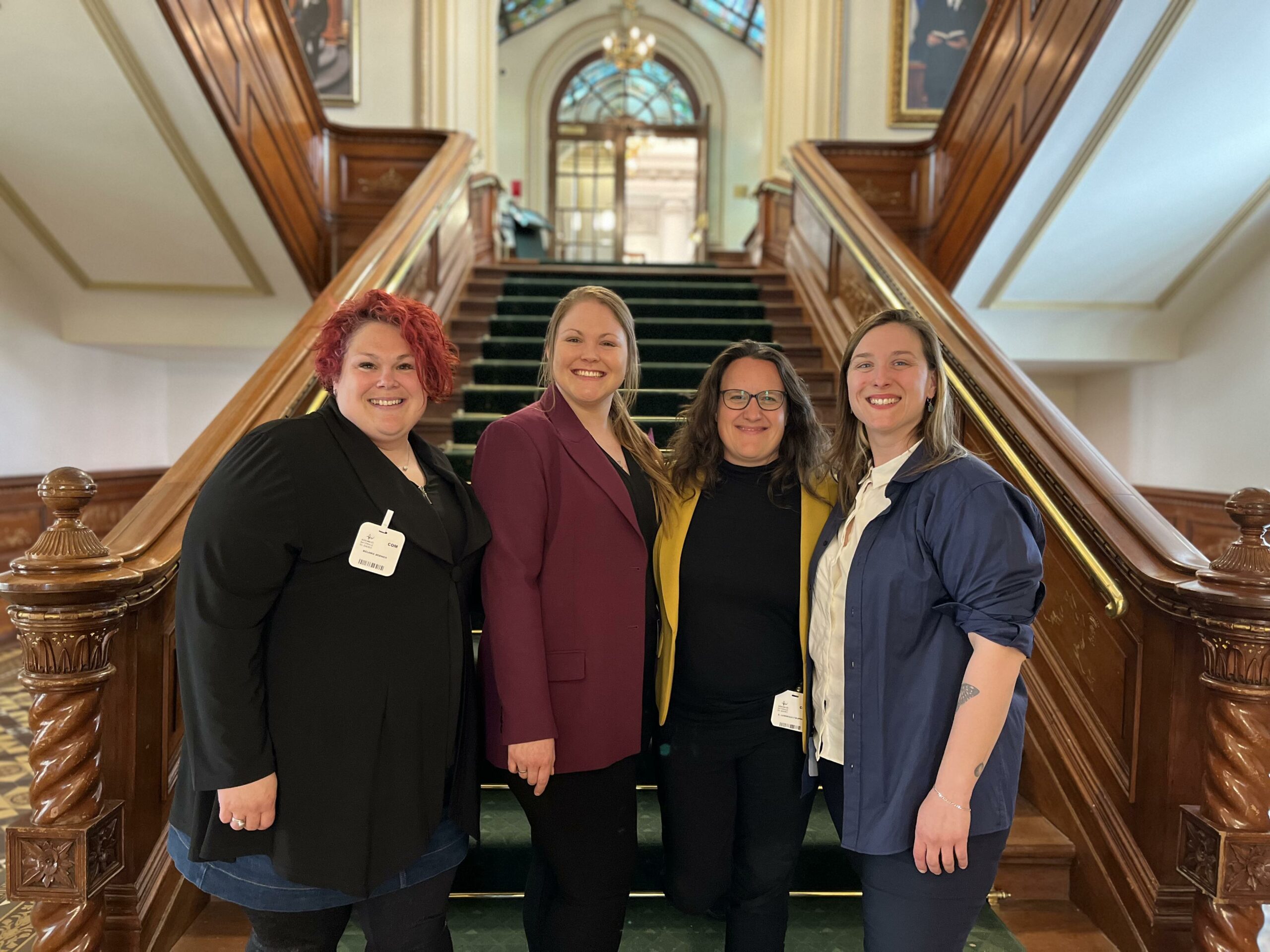 Photo de la délégation du Réseau des Tables régionales de groupes de femmes du Québec aux consultations particulières et auditions publiques sur le projet de loi n° 15 à l'Assemblée nationale (4 femmes)